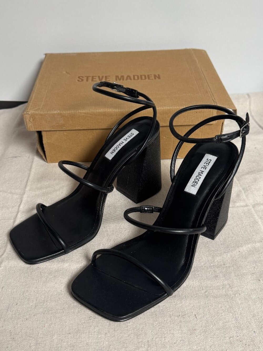 NIB Size 11 Steve Madden Kinsley Black Strappy Sandals Block Heel Shoes KINS02S1